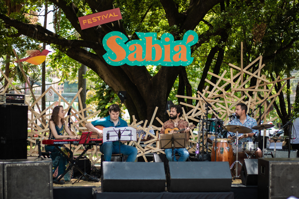 Foto mostra banda de pessoas idosas no palco do Festival Sabiá 2019.
