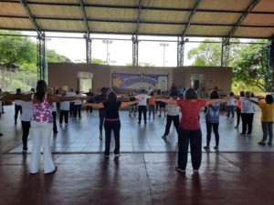 Imagem mostra pessoas no aulão de Liang Gong.