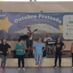 Ao som de Beto e Trem chic, as pessoas dançam.