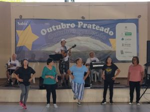 Ao som de Beto e Trem chic, as pessoas dançam.