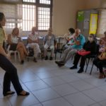 Pessoas assistem à palestra sobre Longevidade Saudável.