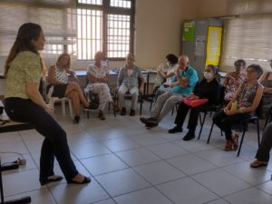 Pessoas assistem à palestra sobre Longevidade Saudável.